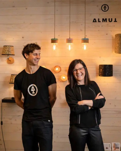 Almut Lampen Team zwei Personen vor Leuchten