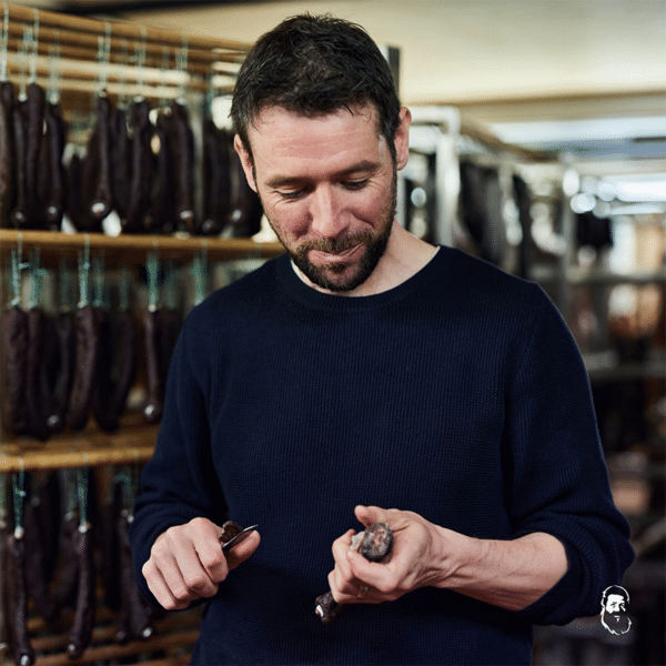 Adrian Hirt probiert vom Trockenfleisch