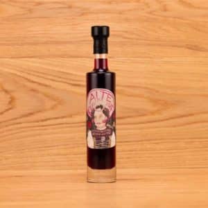 Alte Kirsche Holzfassbrand in kleiner dekorativer Flasche mit hübscher Etikette