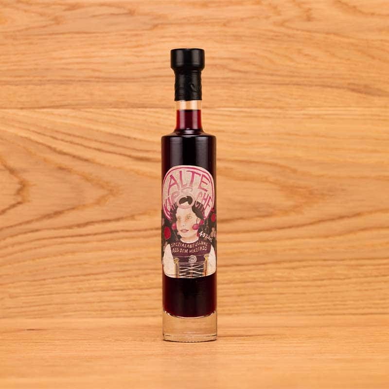Alte Kirsche Holzfassbrand in kleiner dekorativer Flasche mit hübscher Etikette