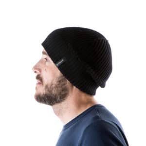 Mann mit Bart trägt schwarze Strickmütze Profilansicht