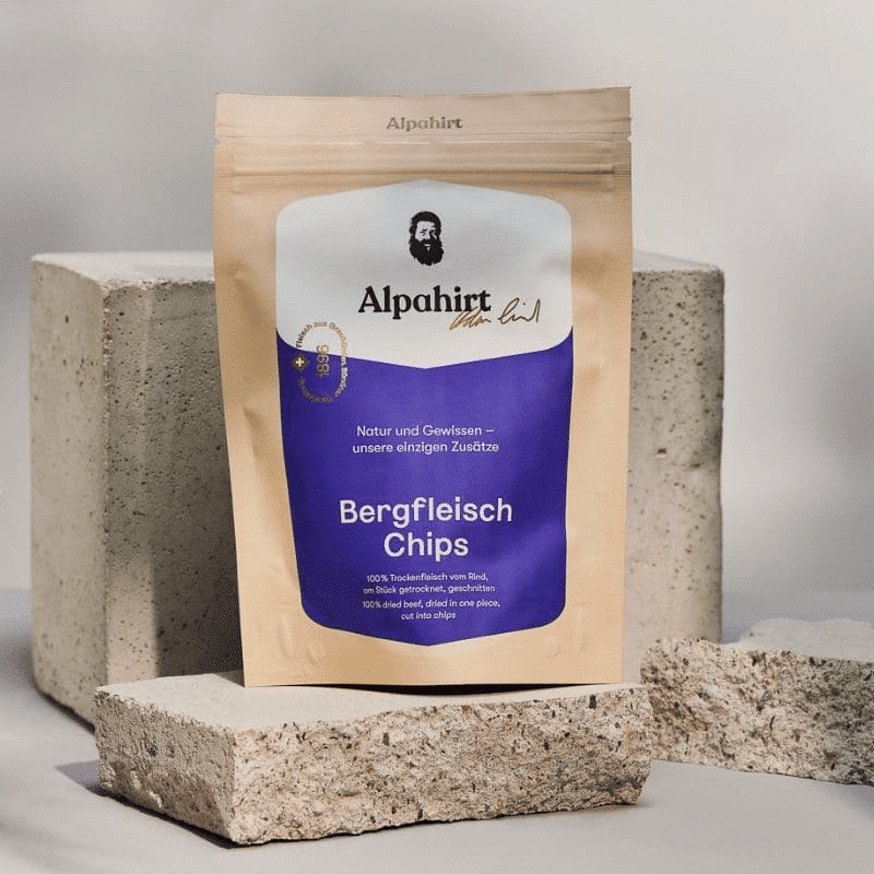 Bergfleisch Chips Verpackung auf Steinen