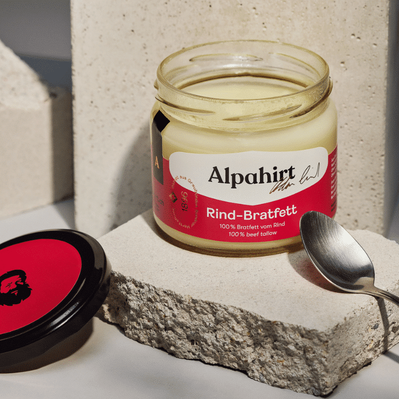 Bratfett offen in Szene gesetzt vor Steinen