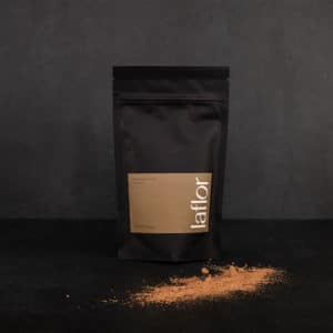 Kakaopulver Verpackung Vorderseite mit Kakaopulver davor