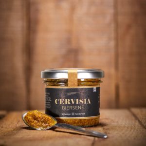 Cervisia Biersenf vor Holzhintergrund