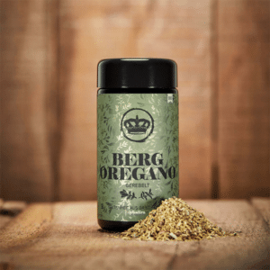 Bergoregano im Glas und offen davor liegend