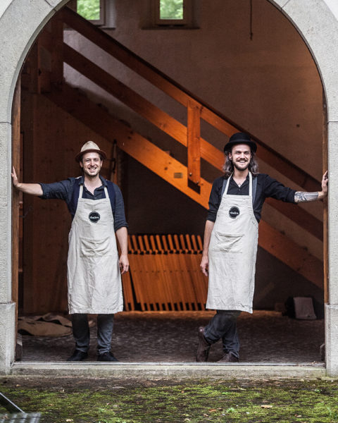 Chalira Team Michael und Moritz vor der Tür zur Schlossmühle