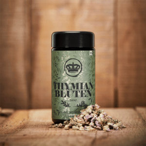 Thymian Blüten in Glas und offen davor liegend