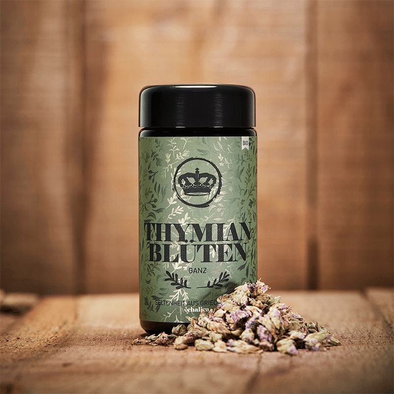 Thymian Blüten in Glas und offen davor liegend