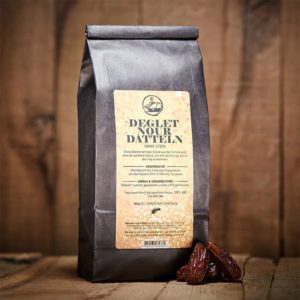 Datteln Bio in Verpackung und offen auf Holztisch