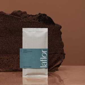 Schwarze Schokolade grosses 70 gr Tafel mit grossem Schokoladenstück im Hintergrund