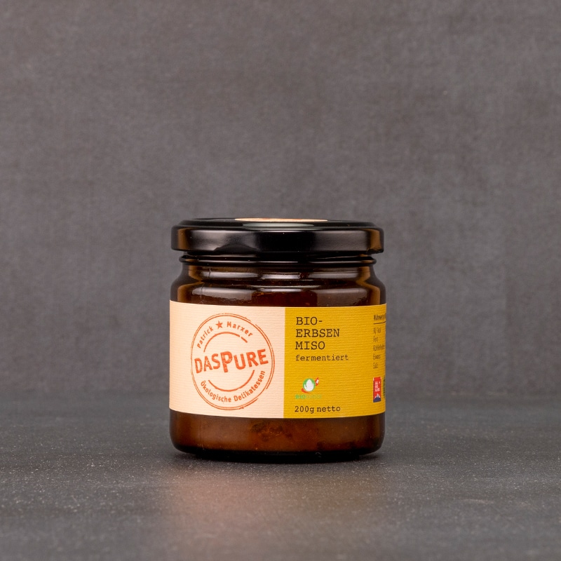 Miso 12 Monate fermentiert im Glas vor grauem Hintergrund