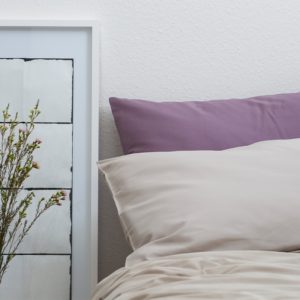 Ausschnitt eines Schlafzimmers mit zwei Kissen und Duvet