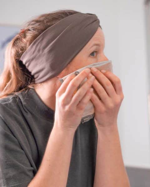 Feuchttücher selber machen Frau wäscht Gesicht