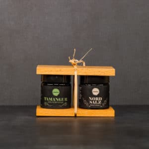Geschenkset Arvenwald zwei Gewürze zwischen zwei Holzbrettchen mit Bastbändern zugeschnuert