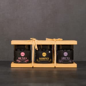 Geschenkset farbenfroh drei Gewürze zwischen zwei Holzbrettchen mit Bastbändern zugeschnuert