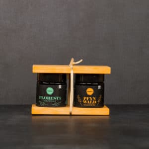 Geschenkset Suisse: Zwei Gewürzgläser Floresta und Pfynwald zwischen zwei Holzbrettchen mit einem Bastband verknotet