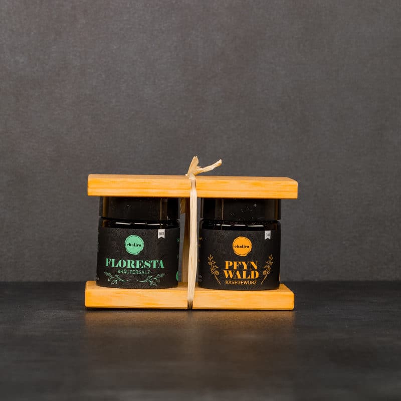 Geschenkset Suisse: Zwei Gewürzgläser Floresta und Pfynwald zwischen zwei Holzbrettchen mit einem Bastband verknotet