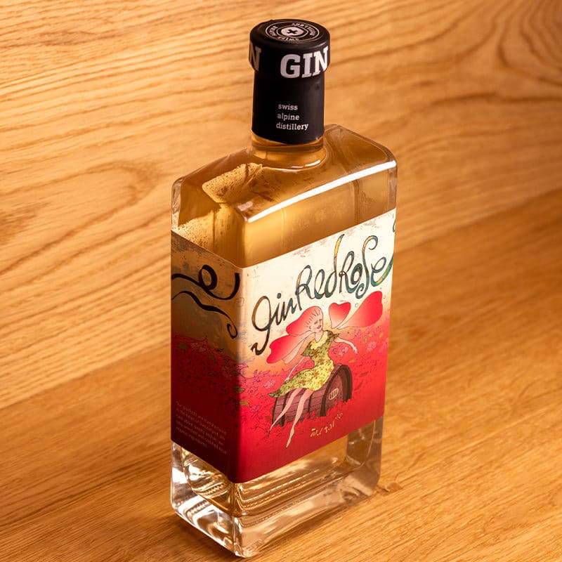 Gin Red Rose mit gezeichneter Etikette Mädchen auf Holzfass mit Rosenblättern als Haare