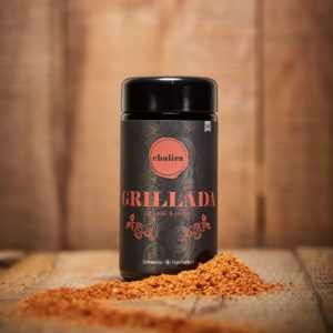 Grillada Gewürz im Glas und offen vor Holzhintergrund