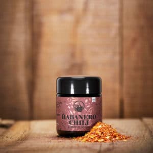 Habanero Chili im Mironglas und als bunte Flocken vor dem Glas