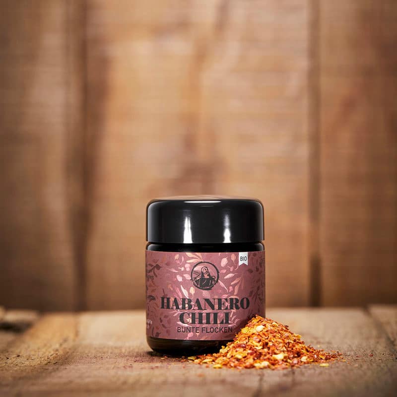 Habanero Chili im Mironglas und als bunte Flocken vor dem Glas