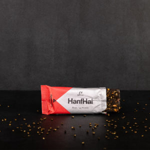 Hanfhai Riegel halb ausgepackt mit Hanfsamen