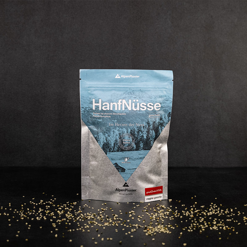 Geschälte Hanfnüsse Verpackung und verstreute Nüsse daneben