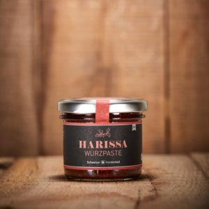 Harissa Würzpaste vor Holzhintergrund