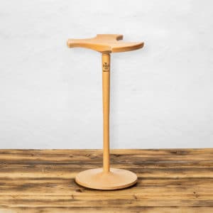 Ergonomischer Hocker aus Buchenholz auf Holzboden