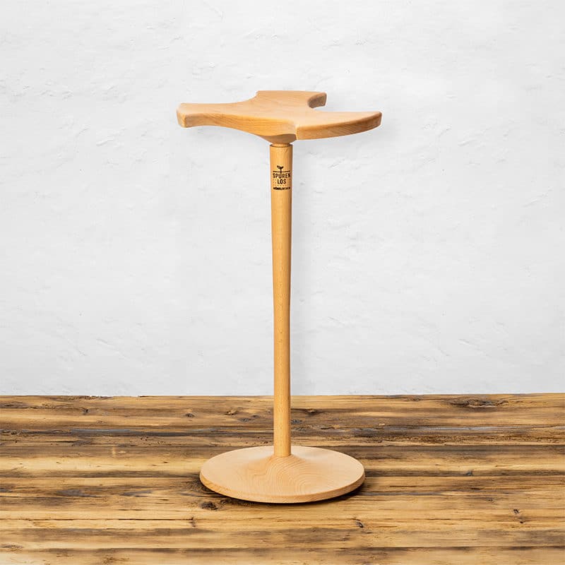 Ergonomischer Hocker aus Buchenholz auf Holzboden