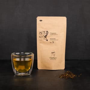 Hojicha Grüntee Verpackung mit Teeglas und Teeblättern