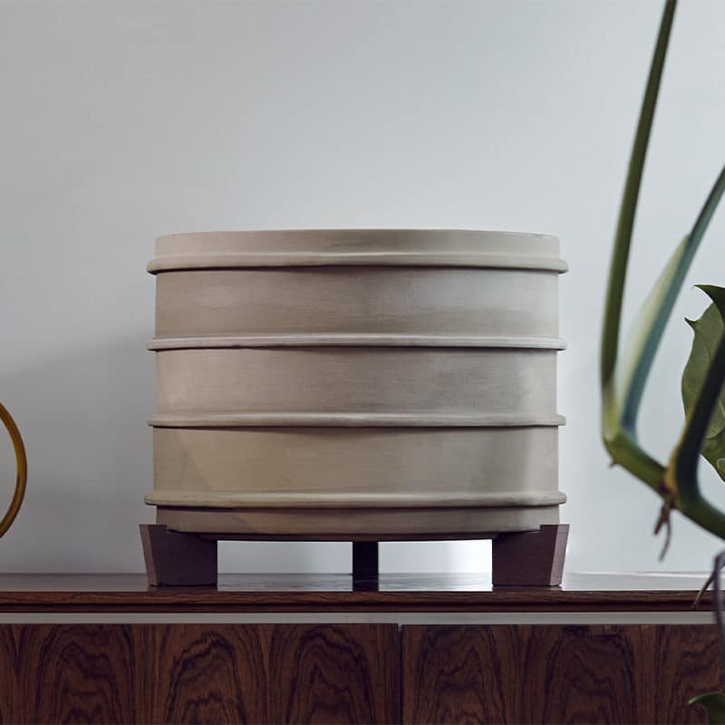 Wormup Wurmkomposter steht auf Kommode