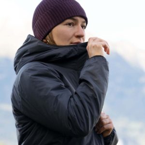 Dame in Isolations Jacke 90 draussen