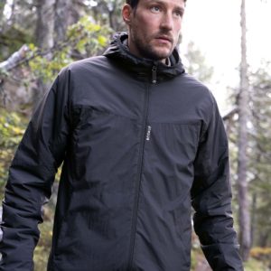 Mann in Insulations Jacke 90 im Wald