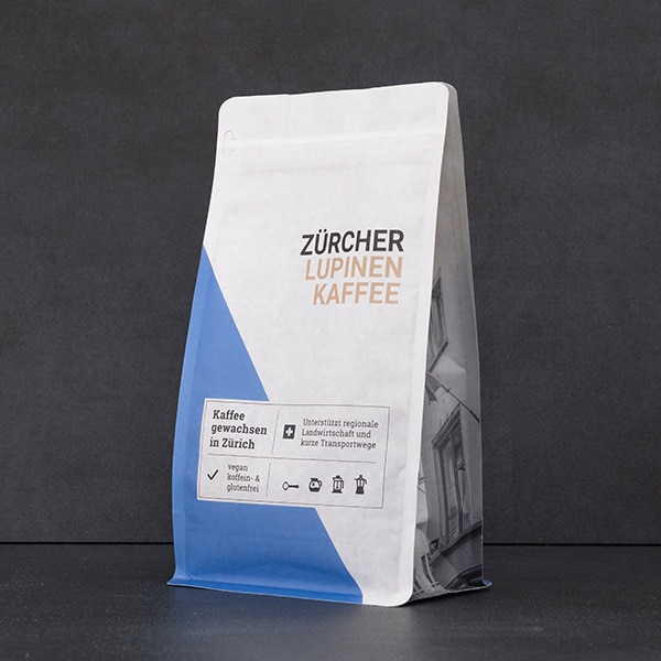 Lupinenkaffee leicht schräge Frontansicht auf schwarzem Hintergrund