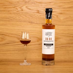 Kräuteressig Rosmarin mit eingeschenktem Glas