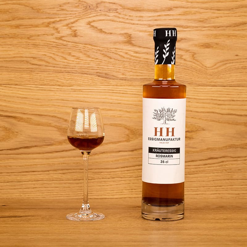Kräuteressig Rosmarin mit eingeschenktem Glas