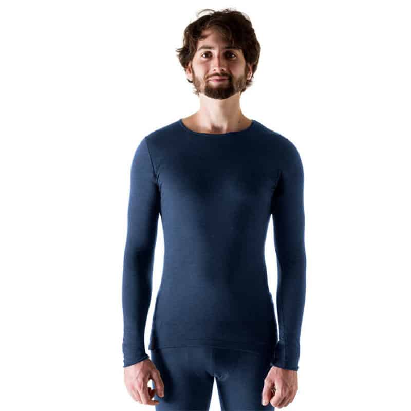 Dunkelhaariger Mann trägt Merino Longsleeve Herren blau