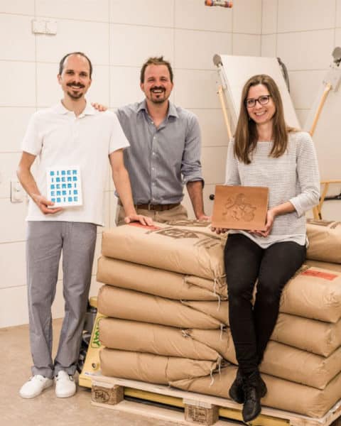 Claudio, Silvan und Petra Leibacher auf Mehlsäcken mit Bibern in den Händen