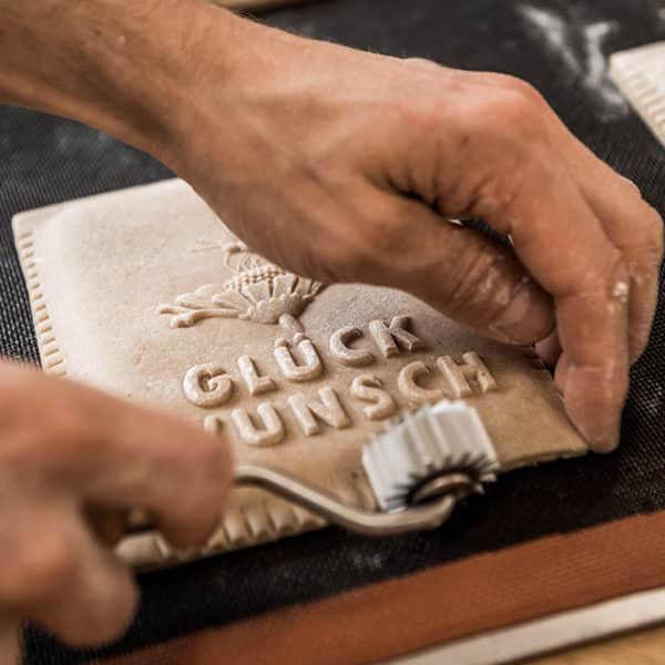 grosser Biber wird zugeschnitten vor dem Backen