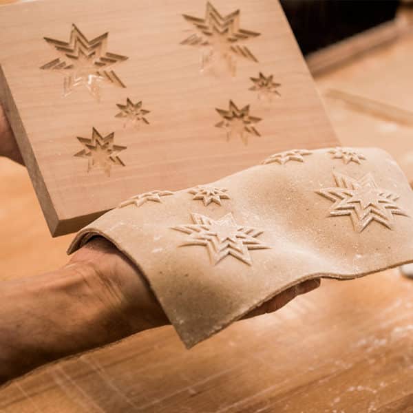 Biber-Teig wird aus dem Model genommen mit Sternsujet