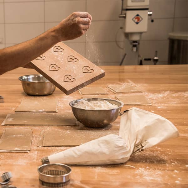 Einblick in die Backstube der Bibermanufaktur mit Bibermodel, Schüssel voll Mehl und Spritzsack