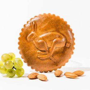 Kleiner veganer Biber mit Osterhasen Sujet und Mandeln davor