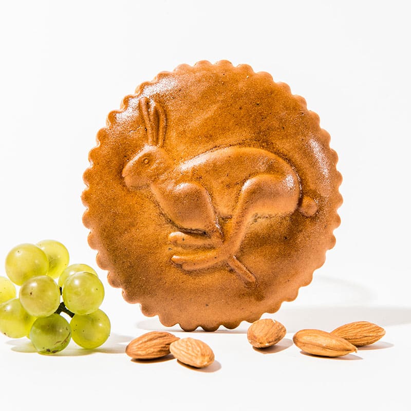 Kleiner veganer Biber mit Osterhasen Sujet und Mandeln davor