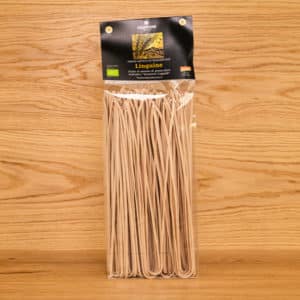 Pasta Paccheri Verpackung auf Holzhintergrund