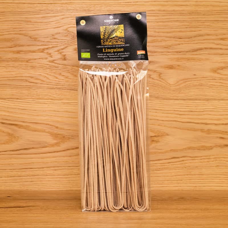 Pasta Paccheri Verpackung auf Holzhintergrund