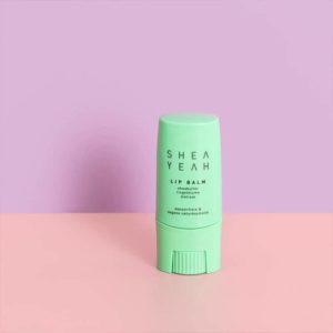 Lippen Balsam vor farbigem Hintergrund