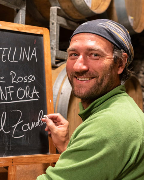 Marcel Zanolari beschriftet Tafel mit Kreide