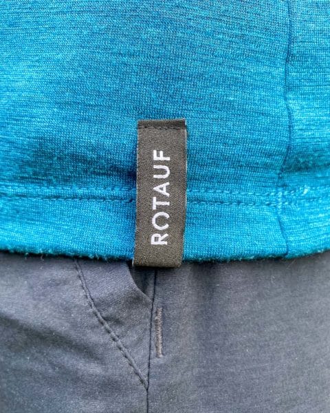 Nahaufnahme Label ROTAUF von einem türkisem Tshirt